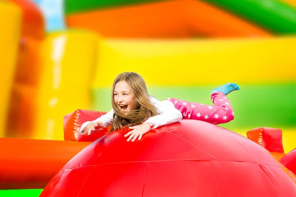 Ευτυχισμένο Κοριτσάκι Έχει Πολλή Διασκέδαση Ένα Φουσκωτό Κάστρο Ενώ Άλμα — Φωτογραφία Αρχείου