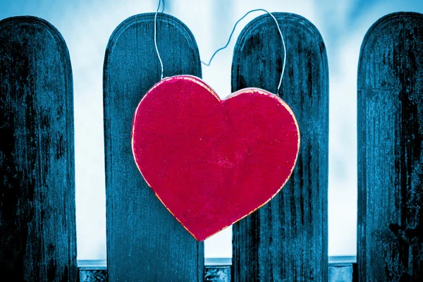 Rood hart op blauwe hek — Stockfoto