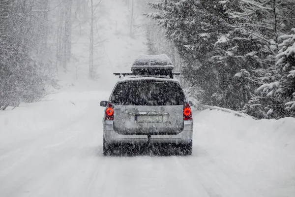 Машина в снегу — стоковое фото