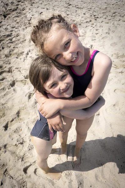 Beach sisters love — Stock Photo, Image