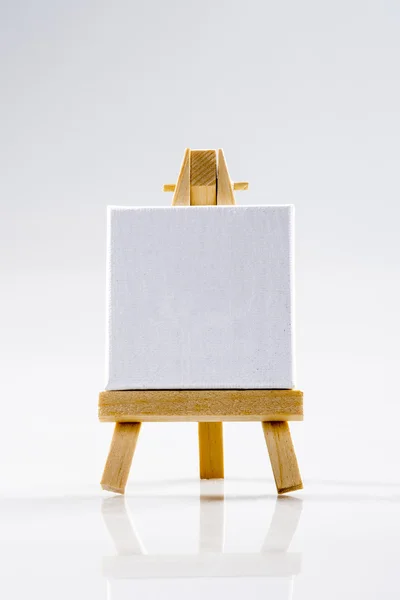 Dřevěný stojan, bílé plátno — Stock fotografie