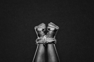 Dokulu Kağıt Arkaplanda Siyah ve Beyaz Halatla Bağlı