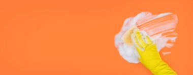 Sarı Eldiven Tutacağı Sünger ve Mendilli Sabunlu Sabun Köpüğü Turuncu Arkaplanda