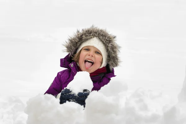 Menina comendo neve — Fotografia de Stock