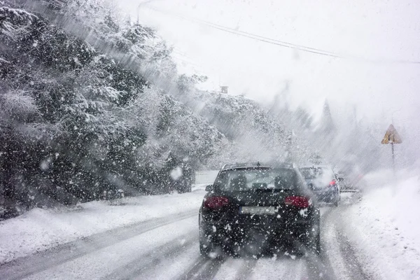 Carro durante tempestade de neve — Fotografia de Stock