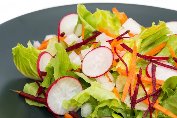 Taze sebze salatası. 