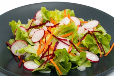 Taze sebze salatası. 