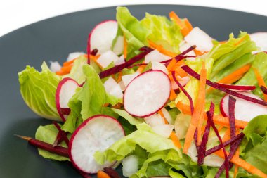 Taze sebze salatası. 