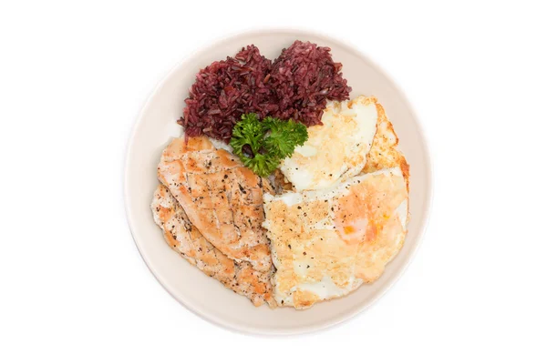 Diyet gıda, temiz yemek, tavuk biftek ve kahverengi ric ile omlet