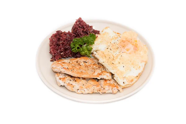 Diyet gıda, temiz yemek, tavuk biftek ve kahverengi ric ile omlet