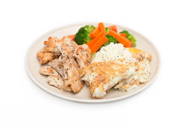 Diyet gıda, temiz yemek, tavuk biftek ve sebzeli omlet