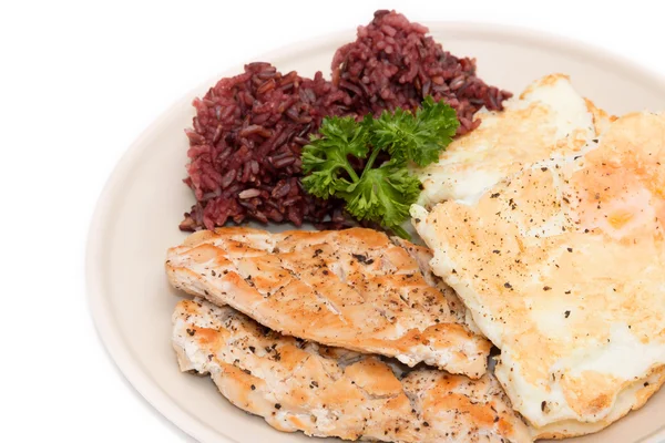 Diyet gıda, temiz yemek, tavuk biftek ve kahverengi ric ile omlet