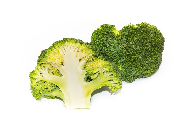 Beyaz arka planda izole edilmiş taze yeşil brokoli.