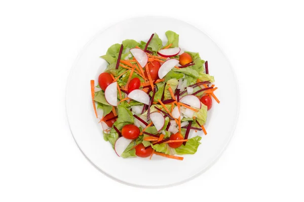 Taze sebze salatası beyaz arkaplanda izole edilmiş.