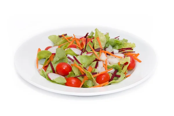 Taze sebze salatası beyaz arkaplanda izole edilmiş.