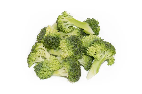 Beyaz arka planda izole edilmiş taze yeşil brokoli.