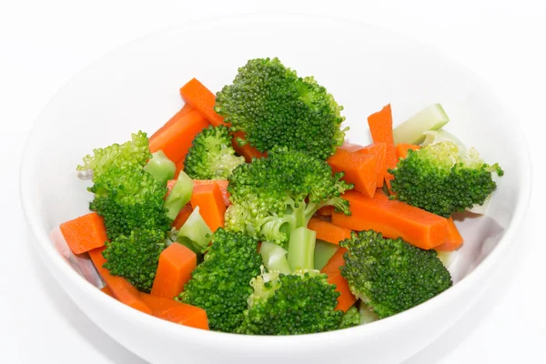 Taze havuç ve brokoli beyaz bir kase