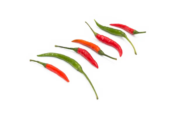 Beyaz arkaplanda kırmızı ve yeşil biber