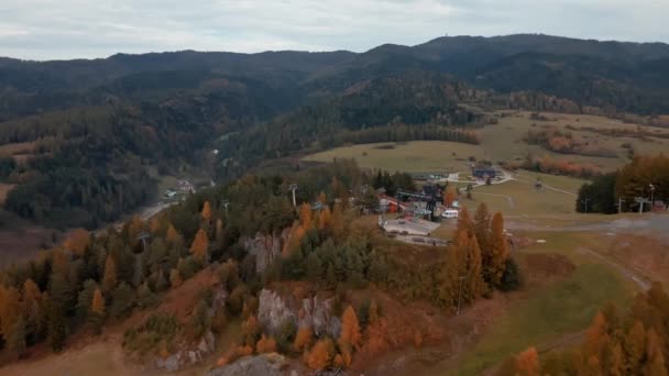 Montañas Aéreas Paisaje Remonte Cima Montaña Entre Árboles Otoñales — Vídeo de stock