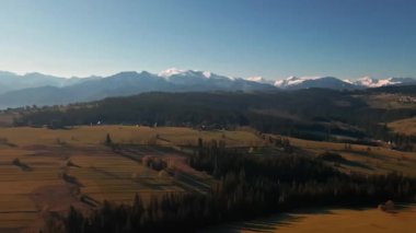 Arka planda karla kaplı yüksek Tatras dağlarının hava manzarası