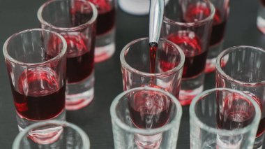 Votka ve nar şurubuyla alkol kokteyli.