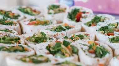 Restoranda ya da otelde atıştırmalık kanepesi olan yemek masası.