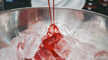 Metal kasede taze meyvelerle karıştırılmış punç.