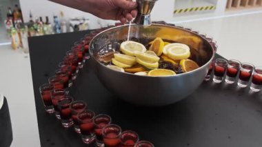 Metal kasede taze meyvelerle karıştırılmış punç.