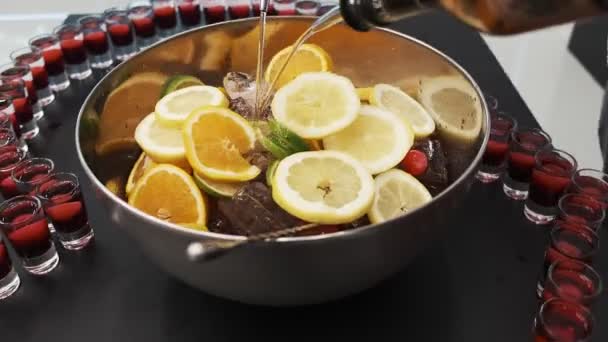 Punch Mélangé Avec Des Fruits Frais Dans Bol Métal — Video