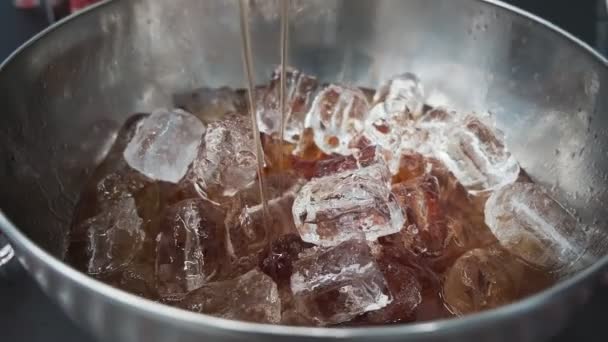 Punch Mélangé Avec Des Fruits Frais Dans Bol Métal — Video