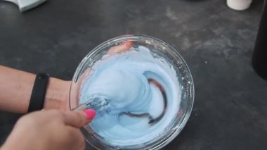 Kuaför kuaförde saç boyasını kaseye karıştırıyor. Hava dokunuşu renk tekniği