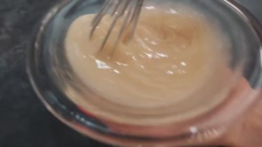 Kuaför kuaförde saç boyasını karıştırır.