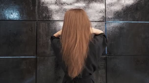 만지는 가까이에 머리를 아름다운 — 비디오