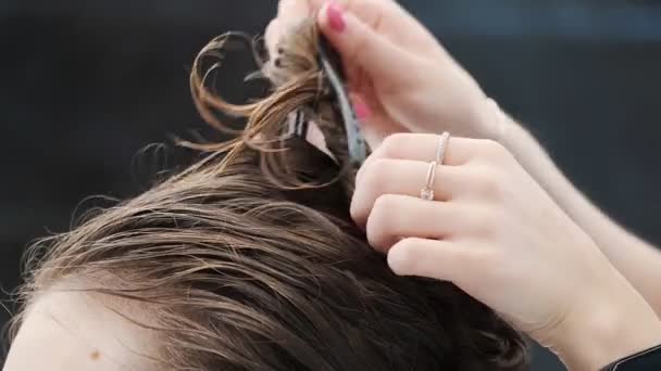 Technika Kolorów Airtouch Fryzjer Korzystający Strzyżenia Włosów — Wideo stockowe