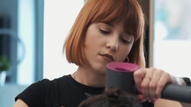 Saç Kurutma Makinesi Saç Kurutma Makinesi Kullanarak Uzun Saçlı Kadını — Stok video
