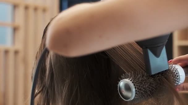 머리를 길게깎는 미용사와 사용하여 머리를 말린다 — 비디오