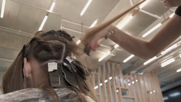 Kuaför Kuaförde Kadın Saçı Boyuyor Hava Dokunuşu Renk Tekniği Yakın — Stok video