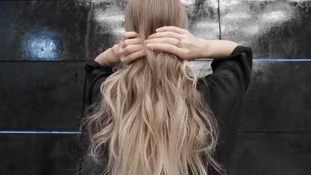만지는 가까이에 머리를 아름다운 — 비디오