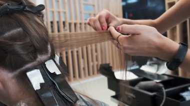 SAVAŞ, POLAND - 20 Ağustos 2019: Güzellik salonunda kadın saçını boyayan kuaför