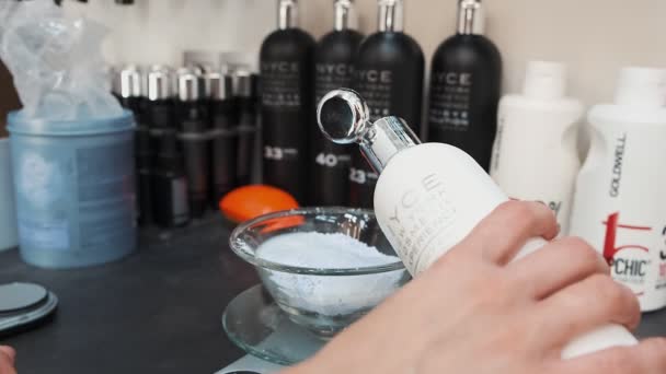 Warsaw Polonia Agosto 2019 Peluquería Mezclando Tinte Para Cabello Tazón — Vídeos de Stock