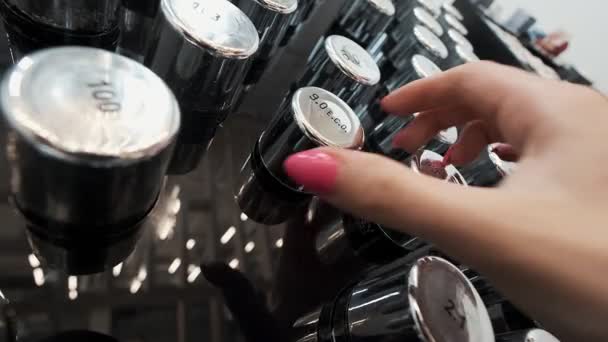 Warsaw Polonia Agosto 2019 Peluquero Toma Una Botella Cosméticos Nyce — Vídeos de Stock