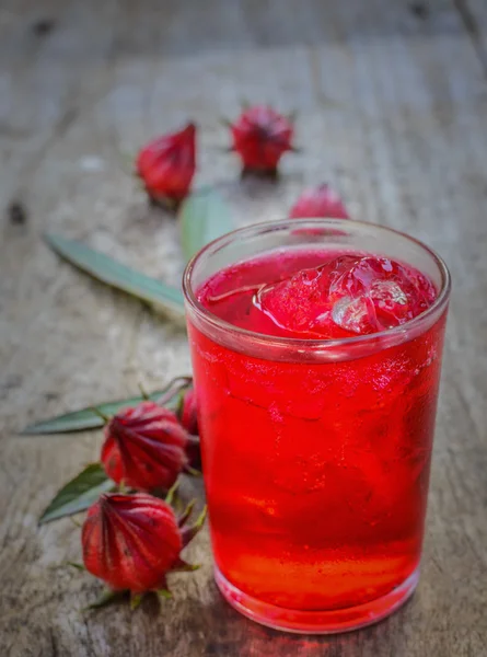 Succo di Roselle su un pavimento di legno.per la salute . — Foto Stock