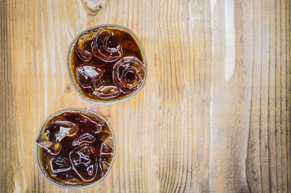 Refrescos en vidrio con hielo desde la vista superior en suelo de madera . —  Fotos de Stock