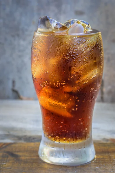 Cola avec glace sur fond en bois . — Photo