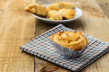 Ahşap zeminde ekmek.