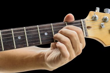 Örnek Gitar akorları için siyah arka plan üzerine izole et. Bir Majo