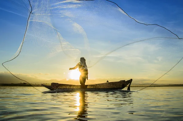 Cerca de los pescadores en acción cuando la pesca en el lago — Foto de Stock
