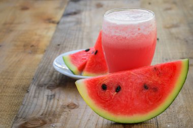 Karpuz suyu bir ahşap zemin üzerinde sağlık için