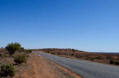 Batı Yeni Güney Galler, Avustralya 'da Silverton ve Broken Hill arasındaki kurak manzaranın bir görüntüsü