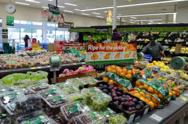Avustralya 'nın Mavi Dağları' ndaki Leura 'daki Woolworths süpermarketinin meyve ve sebze bölümünün manzarası.